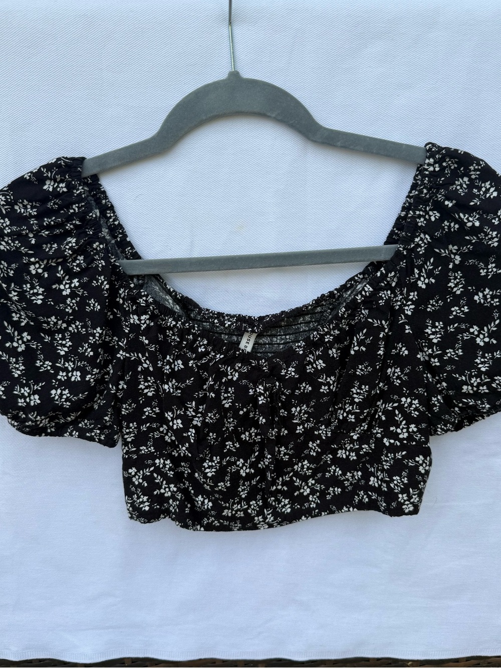 Black Floral Puff-Sleeve Crop Top with Square Neck